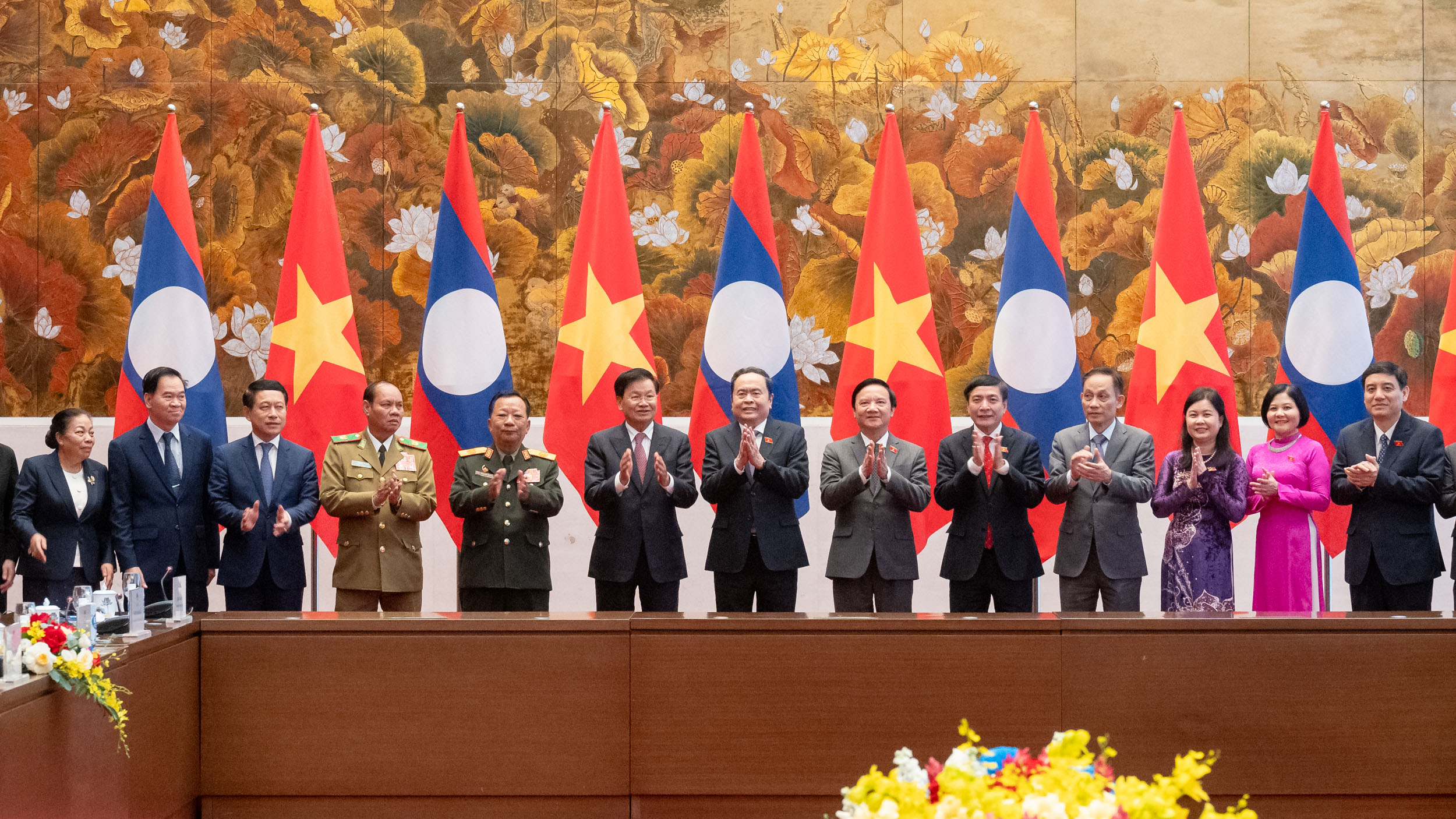 Tổng Bí thư, Chủ tịch nước Lào Thongloun Sisoulith và Chủ tịch Quốc hội Trần Thanh Mẫn chụp ảnh chung cùng các đại biểu - Ảnh: Quochoi.vn