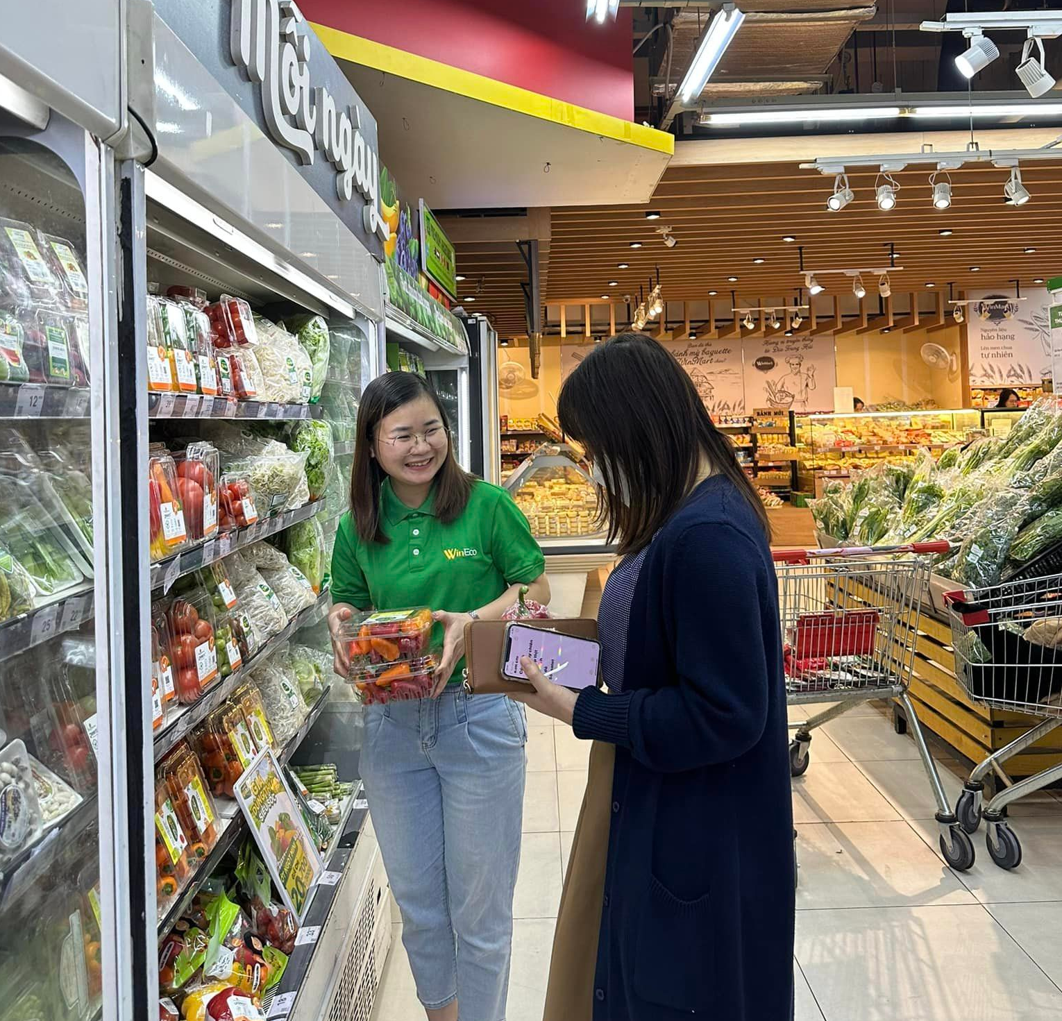 Mỗi ngày, gần 100 tấn rau củ thiết yếu đã được vận chuyển từ miền Nam và Lâm Đồng ra miền Bắc.