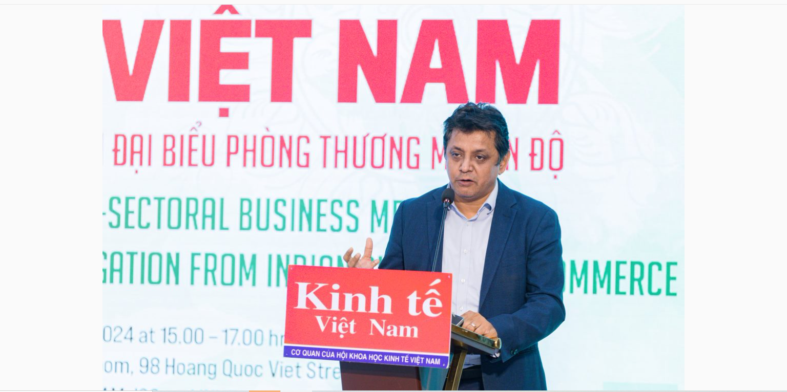 Mr. Indronil Sengupta, Chairman of the Indian Chamber of Commerce in Vietnam (INCHAM) is speaking at the event.