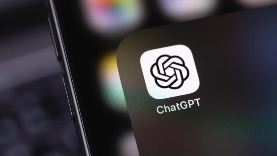 Siri sẽ tự động chuyển tiếp sang ChatGPT đối với câu hỏi phức tạp không thể xử lý.