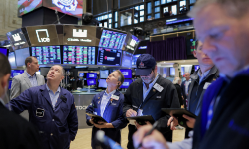 S&P 500 tăng phiên thứ hai liên tiếp, giá dầu lao xuống đáy gần 3 năm