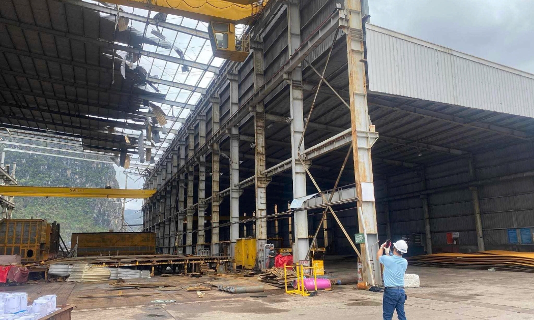 Cán bộ của Bảo Hiểm Bảo Việt xuống hiện trường đánh giá tổn thất sau bão tại Công ty cổ phần Công nghiệp tàu thủy Đông Bắc (Quảng Ninh).