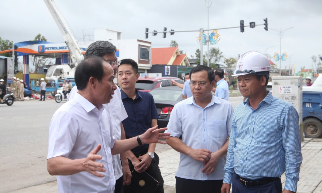 Ông Lê Tiến Châu, Bí thư Thành ủy Hải Phòng kiểm tra công tác khắc phục lưới điện 