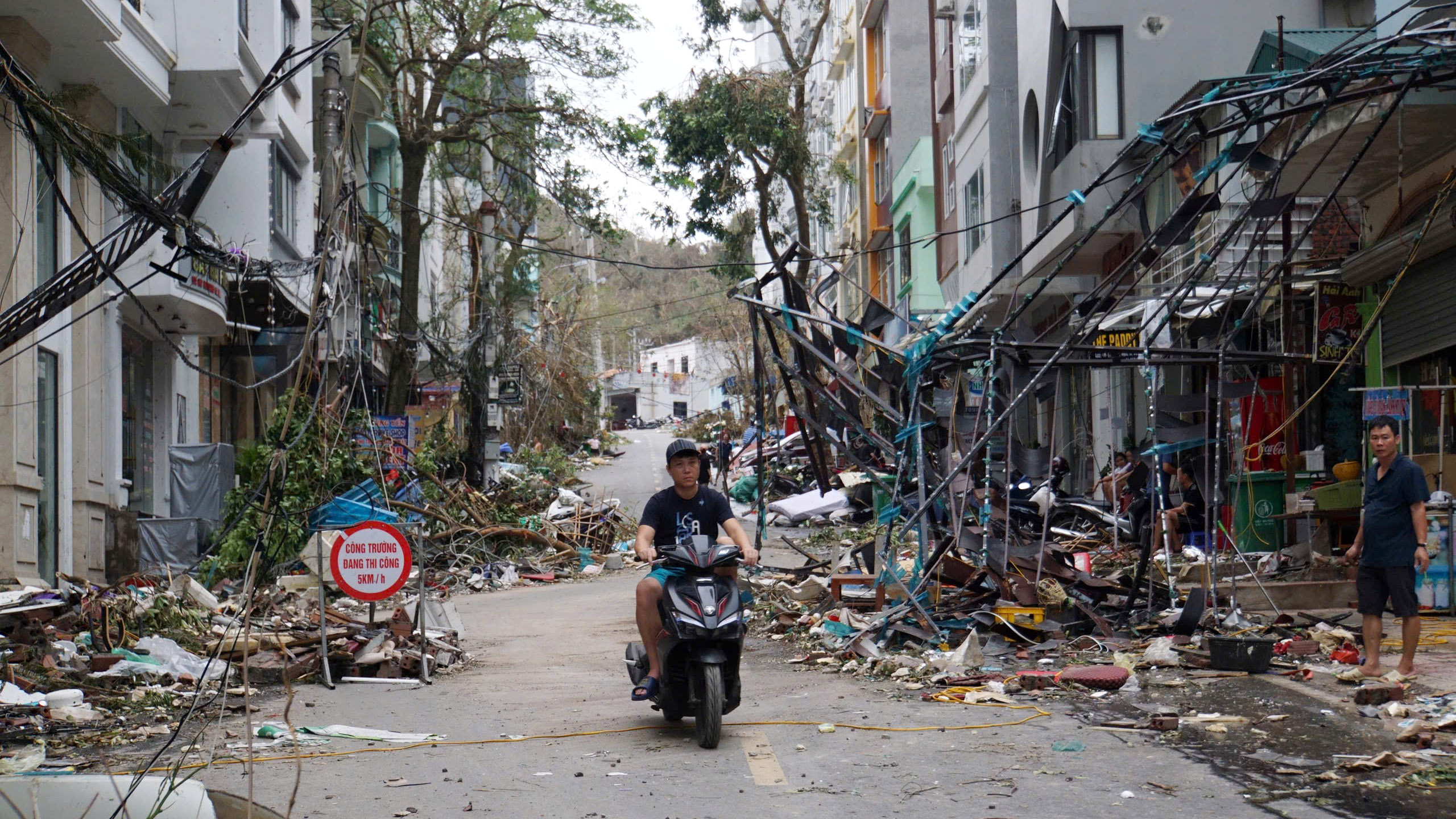 Biển hiệu, m&aacute;i hi&ecirc;n của c&aacute;c cơ sở kinh doanh dịch vụ bị gi&oacute; b&atilde;o ph&aacute; tan t&agrave;nh.