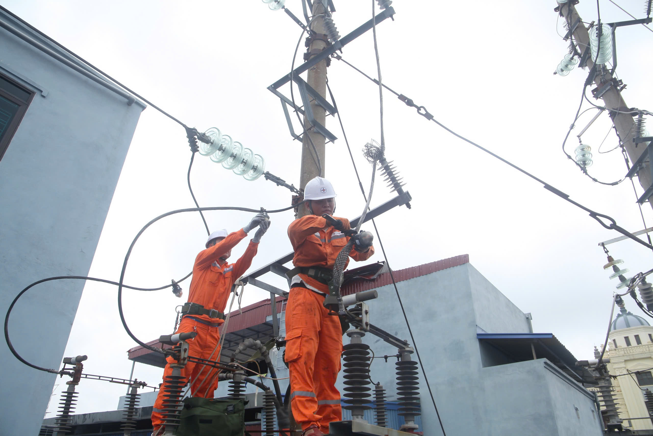 Công nhân điện lực Hải Phòng căng sức khắc phục sự cố