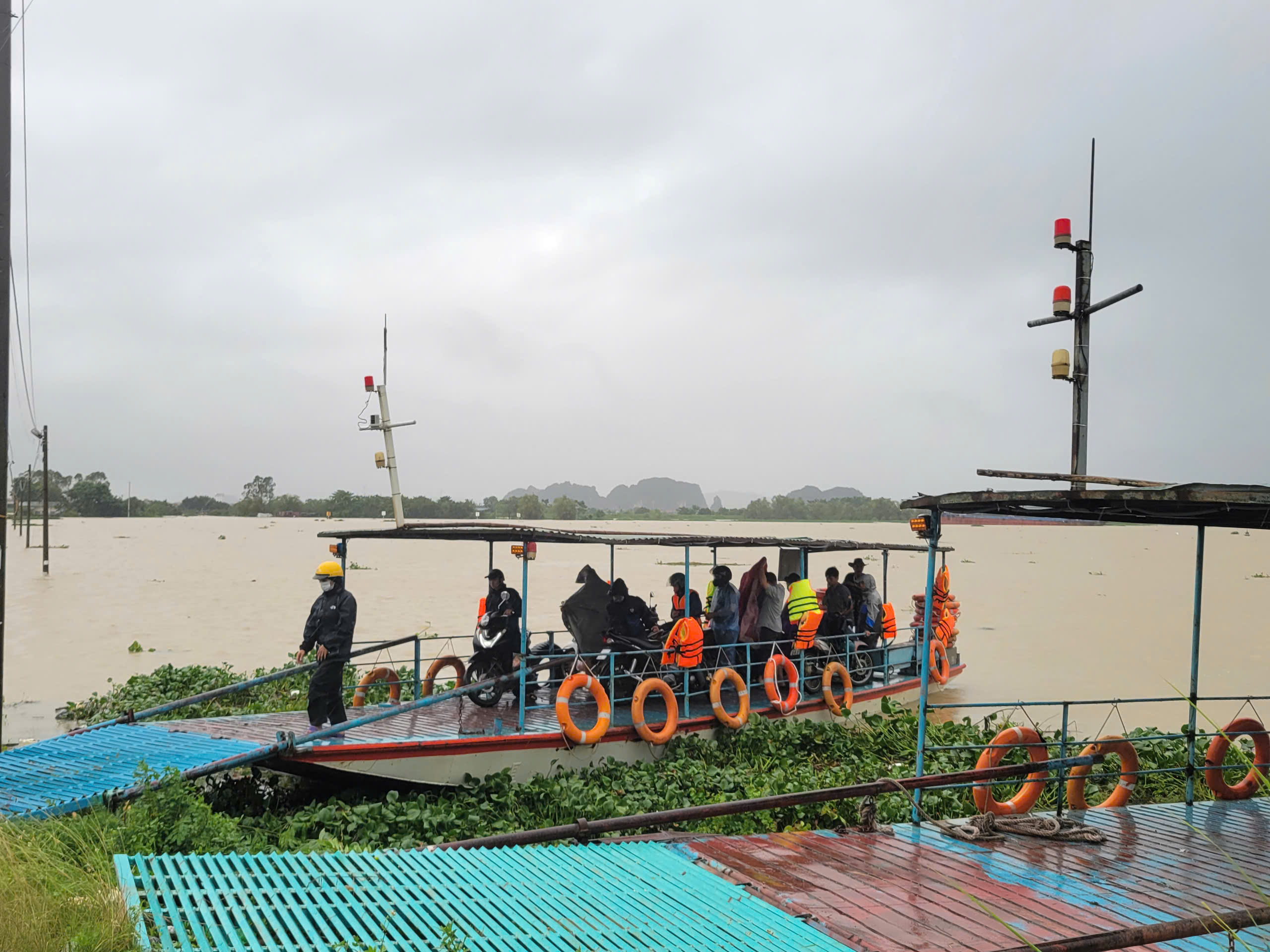 Trước tình hình mưa lũ phức tạp, chính quyền địa phương đã liên tục phát thông báo tới người dân, đồng thời, cử cán bộ túc trực 24/24 để ứng phó với những diễn biến bất thường phát sinh.