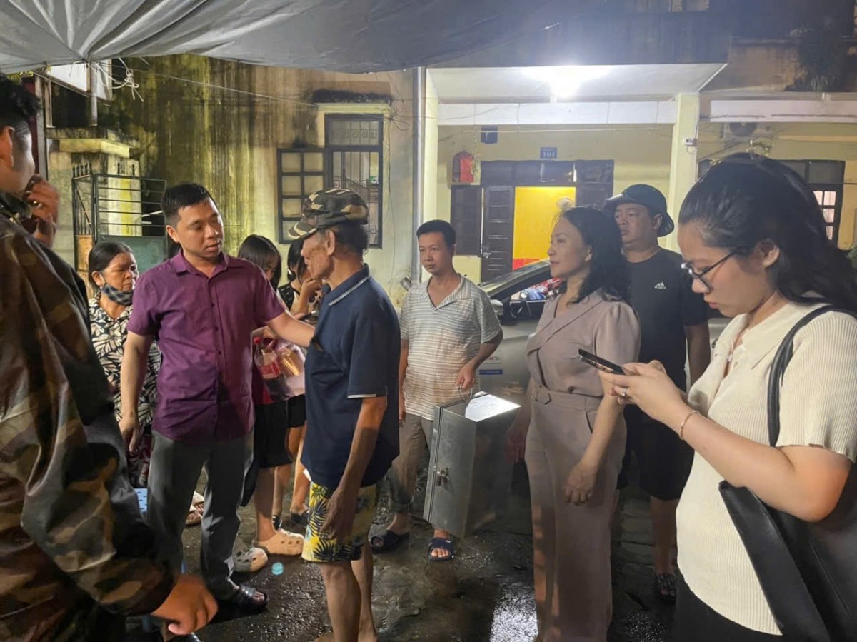 Hỗ trợ người dân sơ tán trong đêm 10/9 tại phường Phúc Xá .