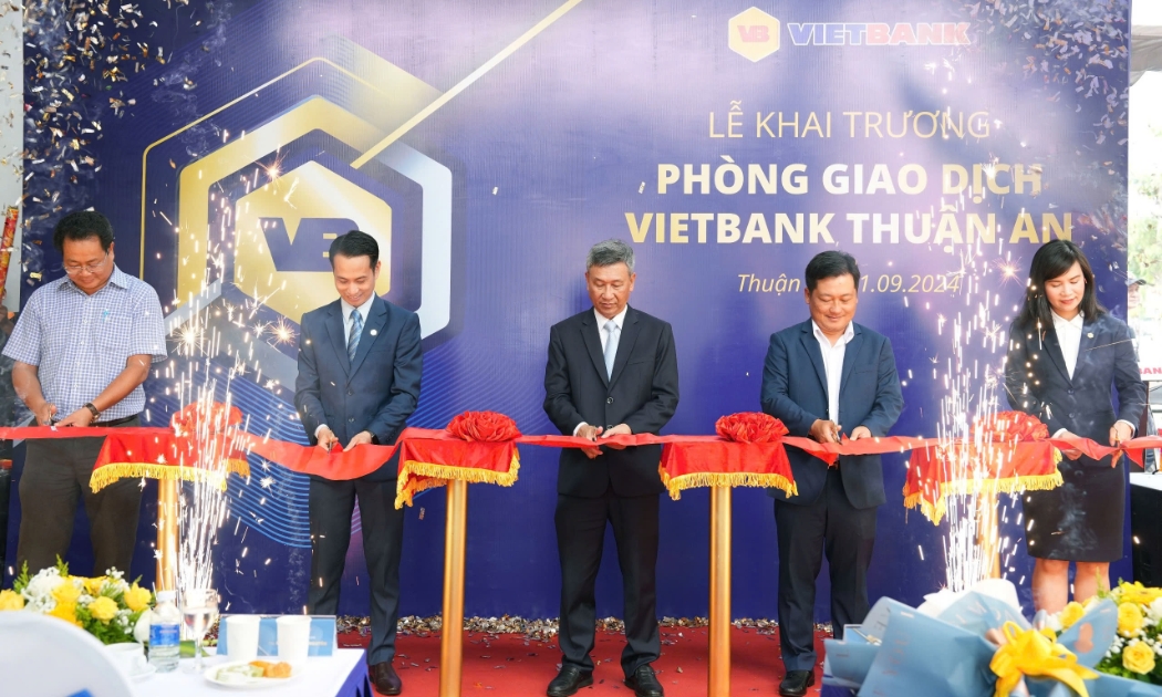 Ông Nguyễn Thanh Sơn - Phó Chủ tịch UBND Thành phố Thuận An; Ông Hoàng Minh Anh - Giám đốc Phòng Giao dịch Vietbank; Ông Võ Thành Phong - Giám đốc Ngân hàng Nhà nước tỉnh Bình Dương; Ông Dương Nhất Nguyên - Chủ tịch Hội đồng Quản trị Vietbank; Bà Trần Tuấn Anh - Tổng Giám đốc Vietbank (Từ bên trái sang).