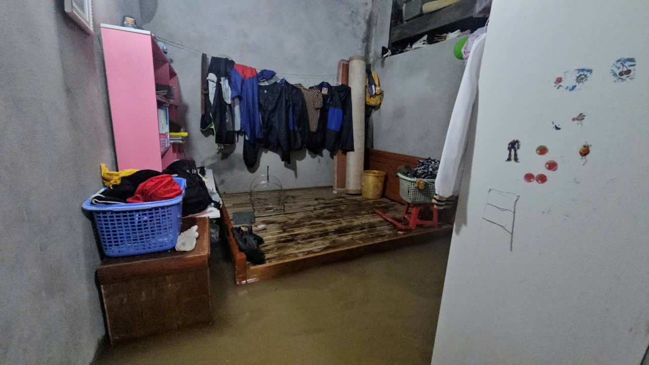 Để bảo vệ tài sản, người dân di tản đồ vật, đưa chúng lên vị trí ở những nơi cao hơn