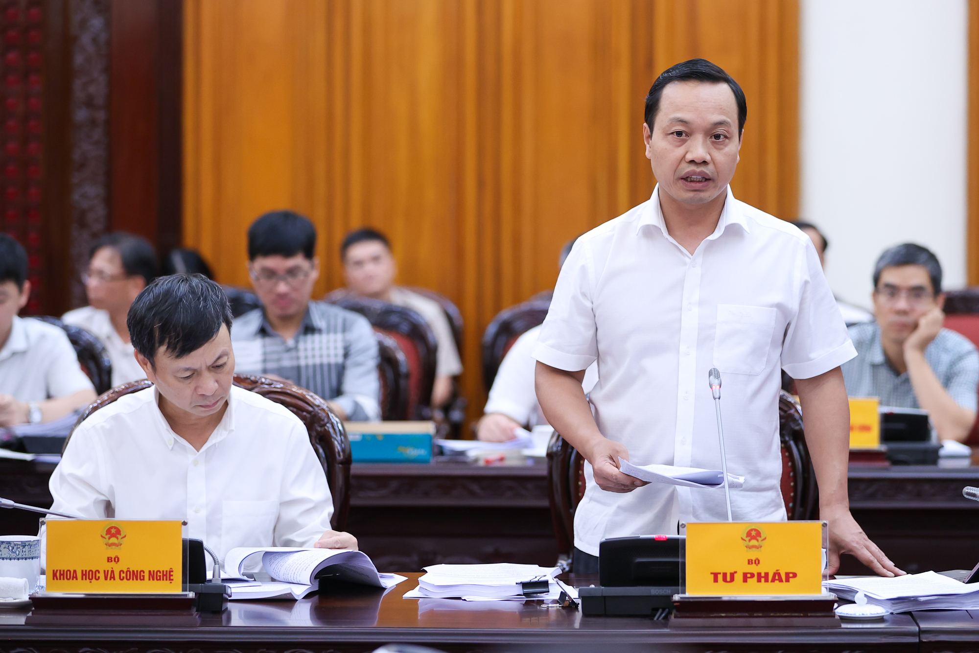 Thứ trưởng Bộ Tư pháp Trần Tiến Dũng phát biểu tại cuộc họp - Ảnh: VGP