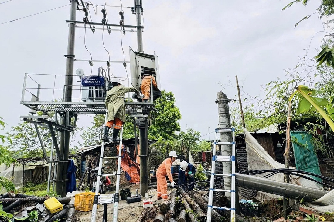 Bộ trưởng Bộ C&ocirc;ng Thương y&ecirc;u cầu EVN tập trung chỉ đạo c&aacute;c đơn vị trong Tập đo&agrave;n, huy động, tăng cường tối đa mọi nguồn lực khẩn trương kh&ocirc;i phục nhanh nhất hệ thống điện.