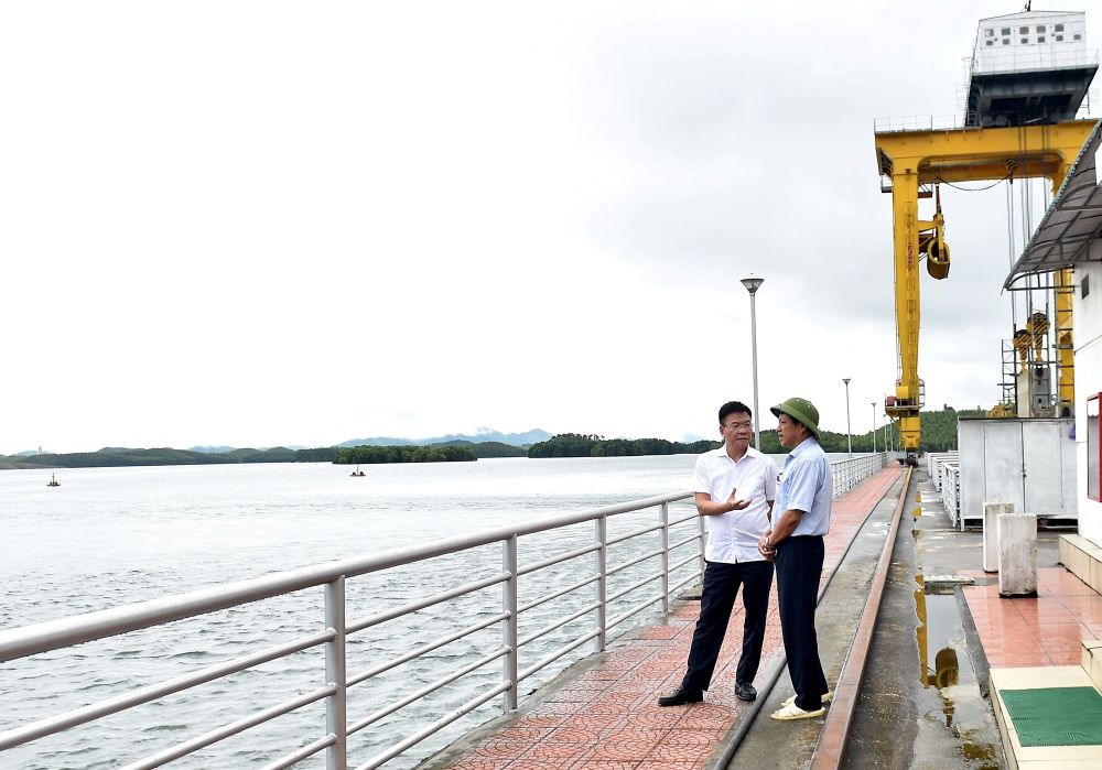 Phó Thủ tướng Lê Long Thành chỉ đạo tại hồ Thuỷ điện Thác Bà.