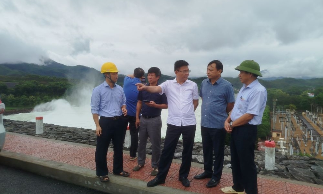 Phó Thủ tướng Lê Long Thành kiểm tra tại hồ Thuỷ điện Thác Bà.