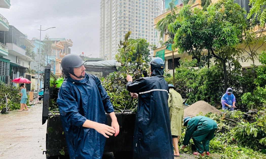 Người dân tại Quảng Ninh dọn dẹp sau bão.