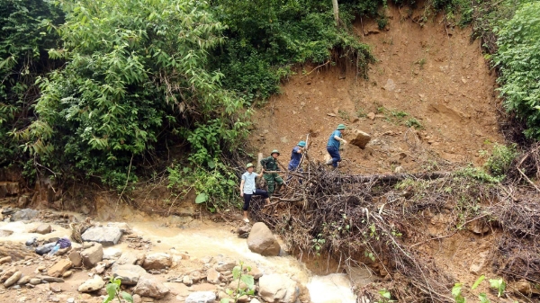 Đất đá vùi lấp đường độc đạo, hơn 400 người bản biên giới bị cô lập