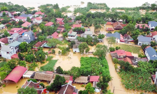 Sáu công ty bảo hiểm nhân thọ tạm ứng và bồi thường cho khách hàng bị tổn thất do bão lũ