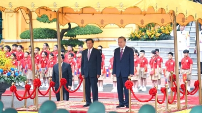 Talks between top leaders of Vietnam and Laos held in Hanoi