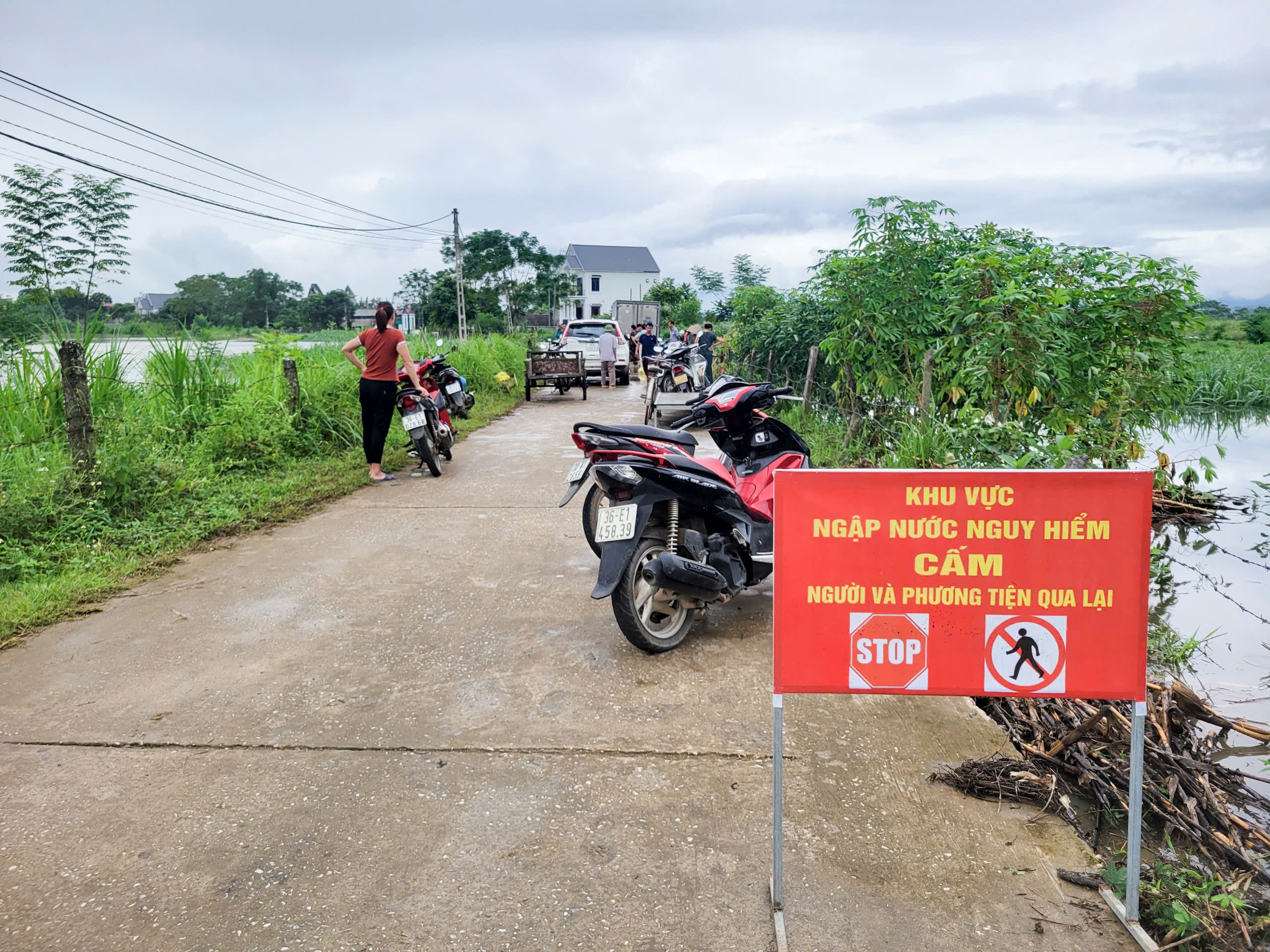 Để hỗ trợ người dân, xã cử lực lượng Công an, dân quân tự vệ túc trực ở bên kia đập tràn, không cho người dân đi vào vùng ngập lụt.