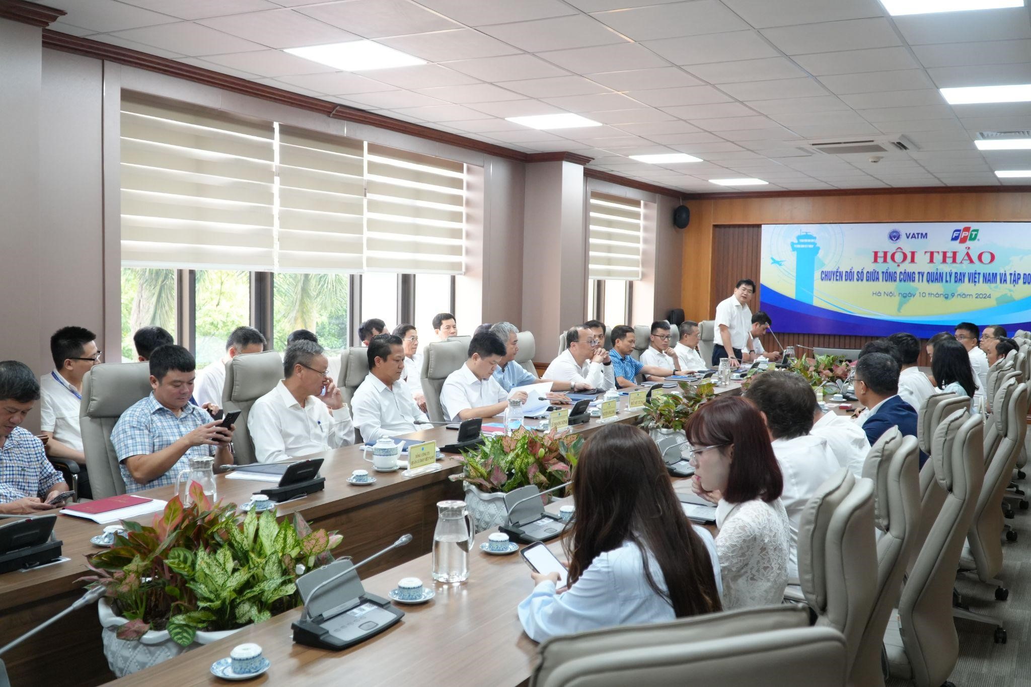Toàn cảnh buổi hội thảo chuyển đổi số giữa Tổng Công ty Quản lý Bay Việt Nam và Tập đoàn FPT.