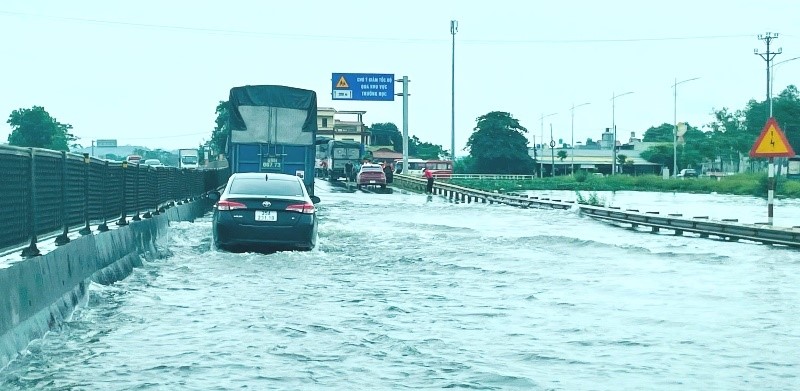  Các phương tiện lưu thông trên đường gặp khó khăn