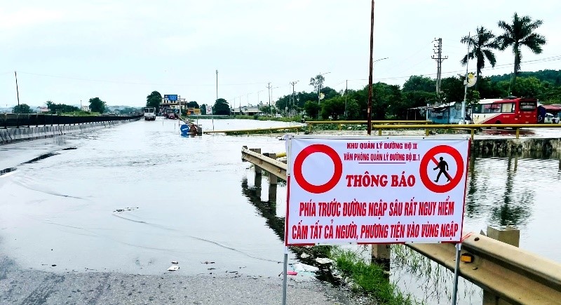 Để bảo đảm an toàn giao thông tại các vị trí bị ngập trên tuyến Quốc lộ 1A thuộc địa bàn huyện Hà Trung, Cảnh sát giao thông tỉnh và các lực lượng chức năng của địa phương đã cắm biển cảnh báo, hướng dẫn các phương tiện lưu thông đảm an toàn.