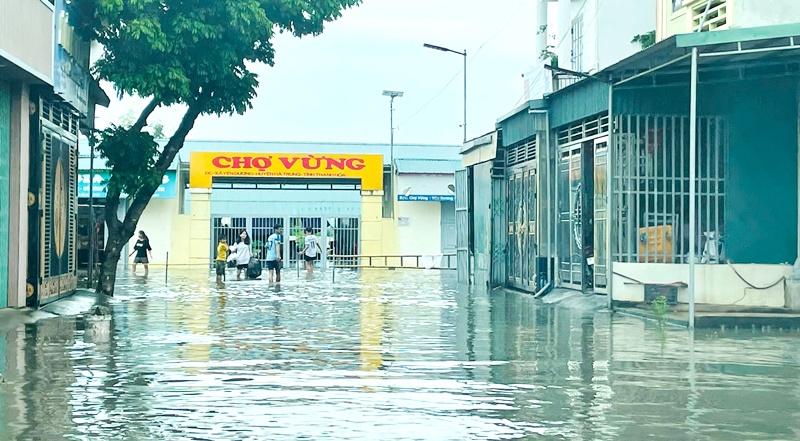 Tại xã Yên Dương, nước trên sông Hoạt, sông Tống, sông Chiếu Bạch lên cao đã làm ngập một số khu dân cư thuộc thôn Yên Xá và chợ Vừng. Đồng thời, các hộ dân sinh sống ở khu vực ngoại đê sông Hoạt, sông Tống cũng bị ngập nhà cửa.