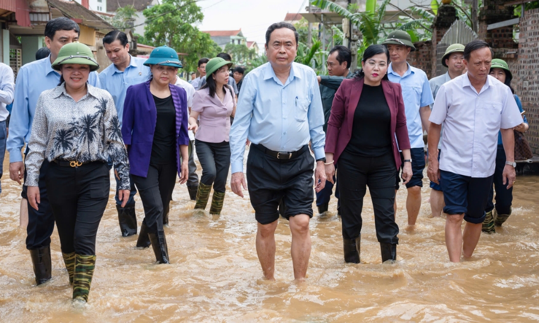 Chủ tịch Quốc hội Trần Thanh Mẫn đã tới thăm, động viên và kiểm tra tình hình công tác chỉ đạo khắc phục thiệt hại do bão số 3 và mưa lũ sau bão gây ra trên địa bàn tỉnh Thái Nguyên - Ảnh: Quochoi.vn