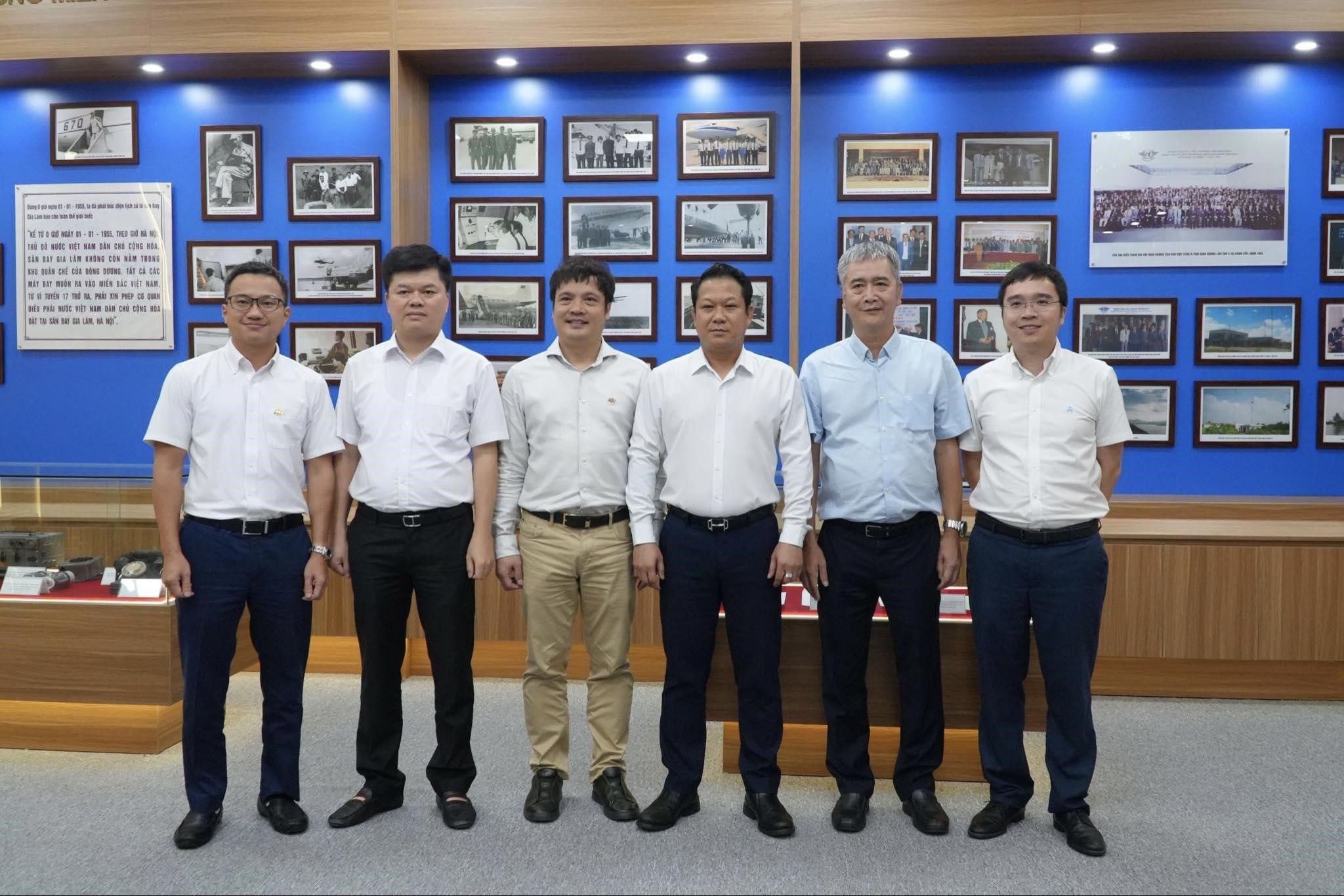 Đại diện Ban Lãnh đạo của Tổng Công ty Quản lý Bay Việt Nam và Tập đoàn FPT.