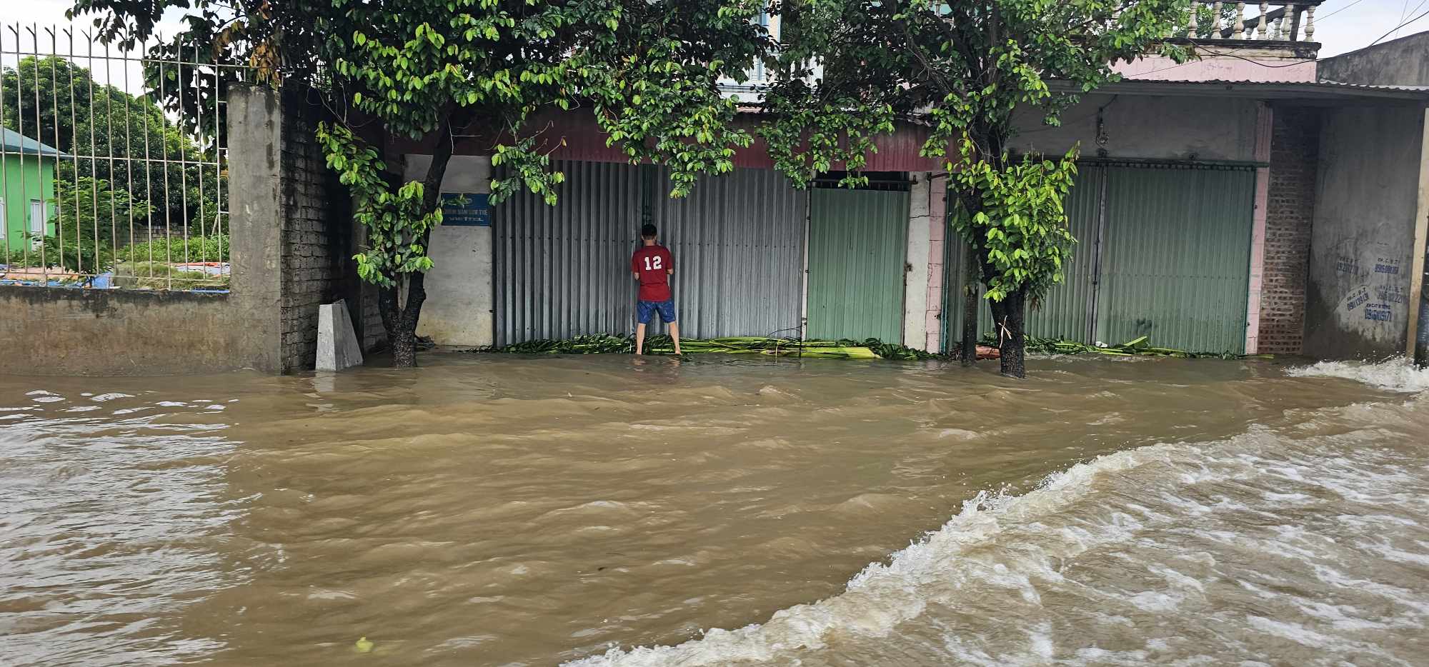 Nước c&aacute;c s&ocirc;ng d&acirc;ng cao đ&atilde; g&acirc;y ngập một số khu d&acirc;n cư&nbsp;2 x&atilde; H&agrave; B&igrave;nh, Y&ecirc;n Dương