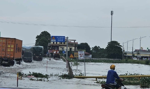 Mưa lớn, quốc lộ 1A nhiều đoạn ngập sâu trong nước