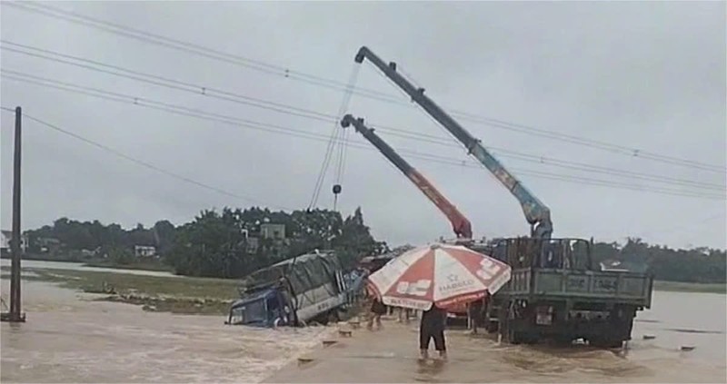 Chiếc xe tải đang được lực lượng chức năng trục vớt lên