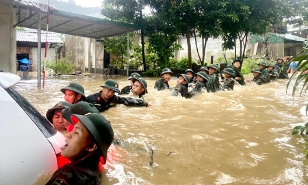 Lực lượng chức năng cứu hộ, cứu nạn tại các địa điểm bị lũ, lụt.