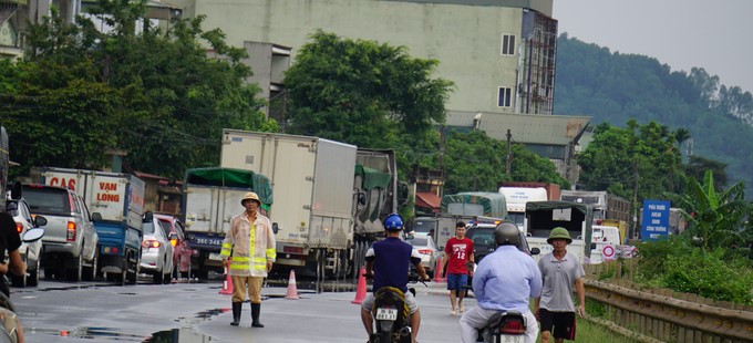 Nhiều đoạn trên Quốc lộ 1A ngập cục bộ khiến giao thông bị ùn tắc.