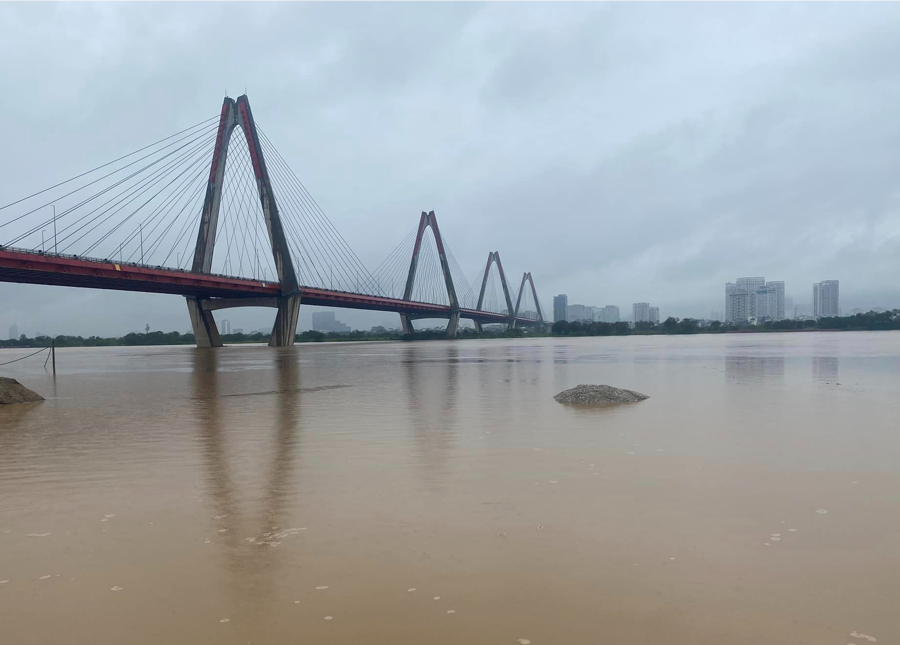 Mực nước sông Hồng dâng cao nhanh do ảnh hưởng của bão số 3 và hoàn lưu sau bão.