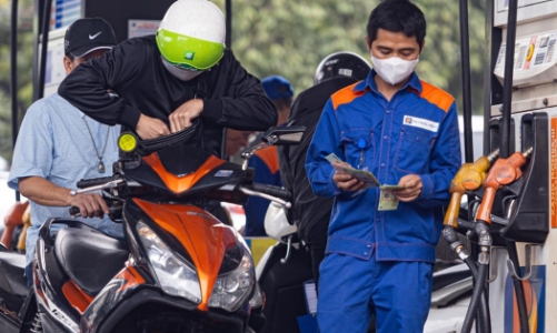 Giá xăng dầu tăng giảm trái chiều