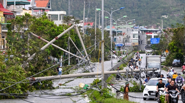 Quảng Ninh vẫn mất điện trên diện rộng, máy phát điện mini “cháy hàng”