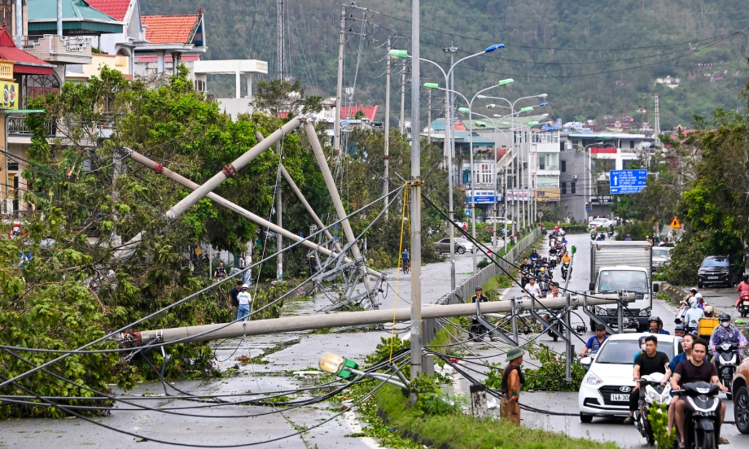 Hệ thống lưới điện tại Quảng Ninh bị tàn phá nghiêm trọng do bão số 3