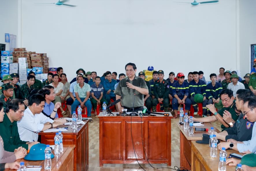 Thủ tướng cảm ơn bà con đã chấp hành nghiêm túc các chỉ đạo, hướng dẫn của các cấp; cảm ơn các lực lượng cứu hộ, cứu nạn đã tích cực triển khai nhiệm vụ. Ảnh: VGP.
