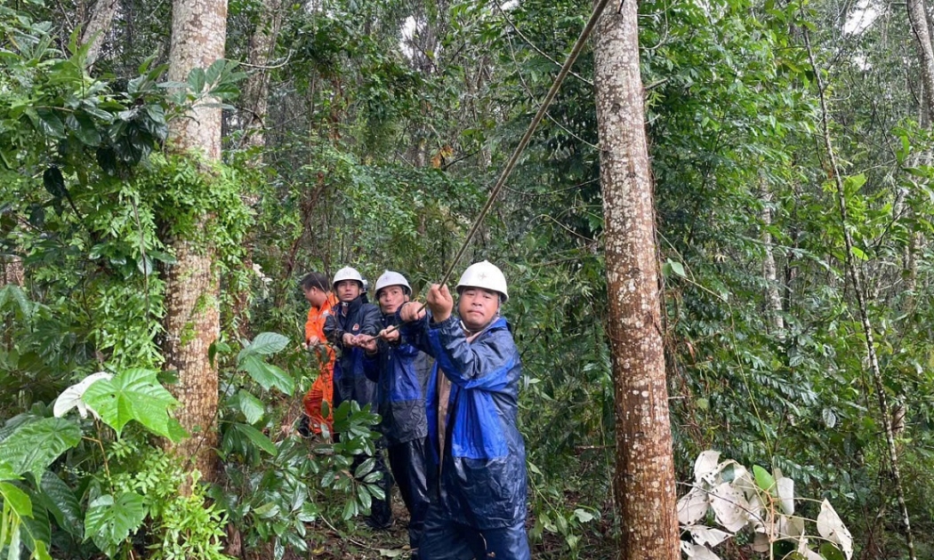 Các đơn vị của Điện lực tại miền Bắc đang nỗ lực khôi phục cung cấp điện trở lại cho các khách hàng bị ảnh hưởng do bão, lũ. 