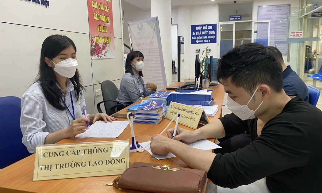 Người lao động đăng ký thông tin tìm việc làm tại Hà Nội. Ảnh: Thanh Hải.