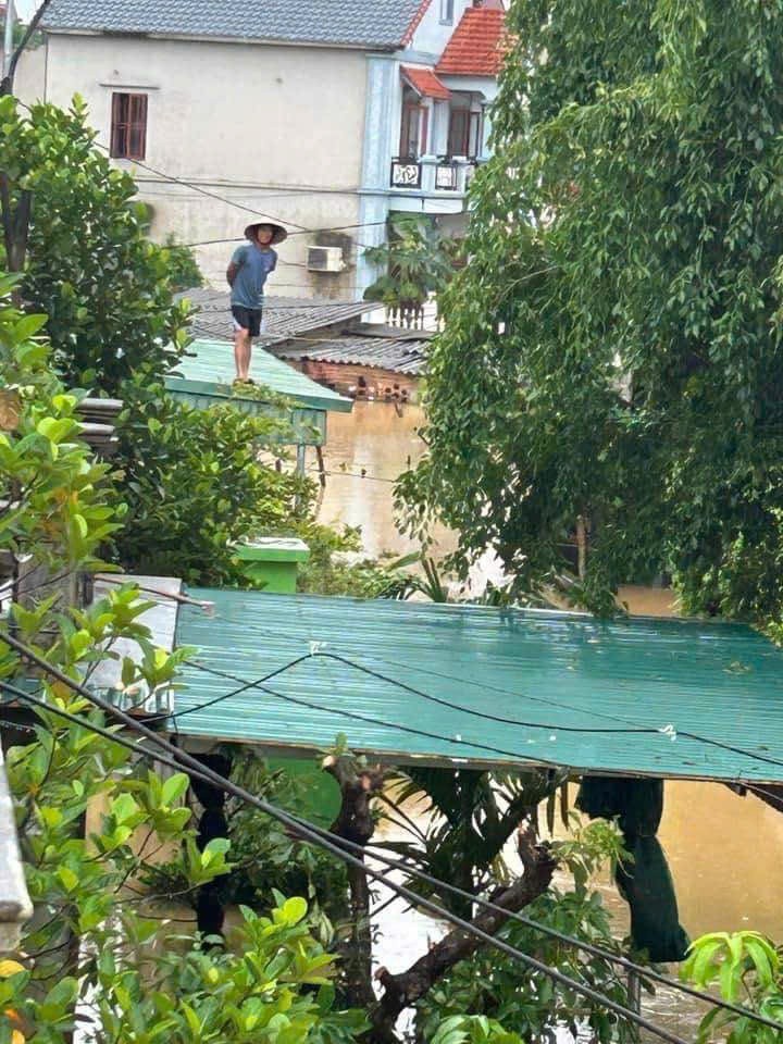 Nước ngập sâu khiến sinh hoạt của người dân bị đảo lộn.