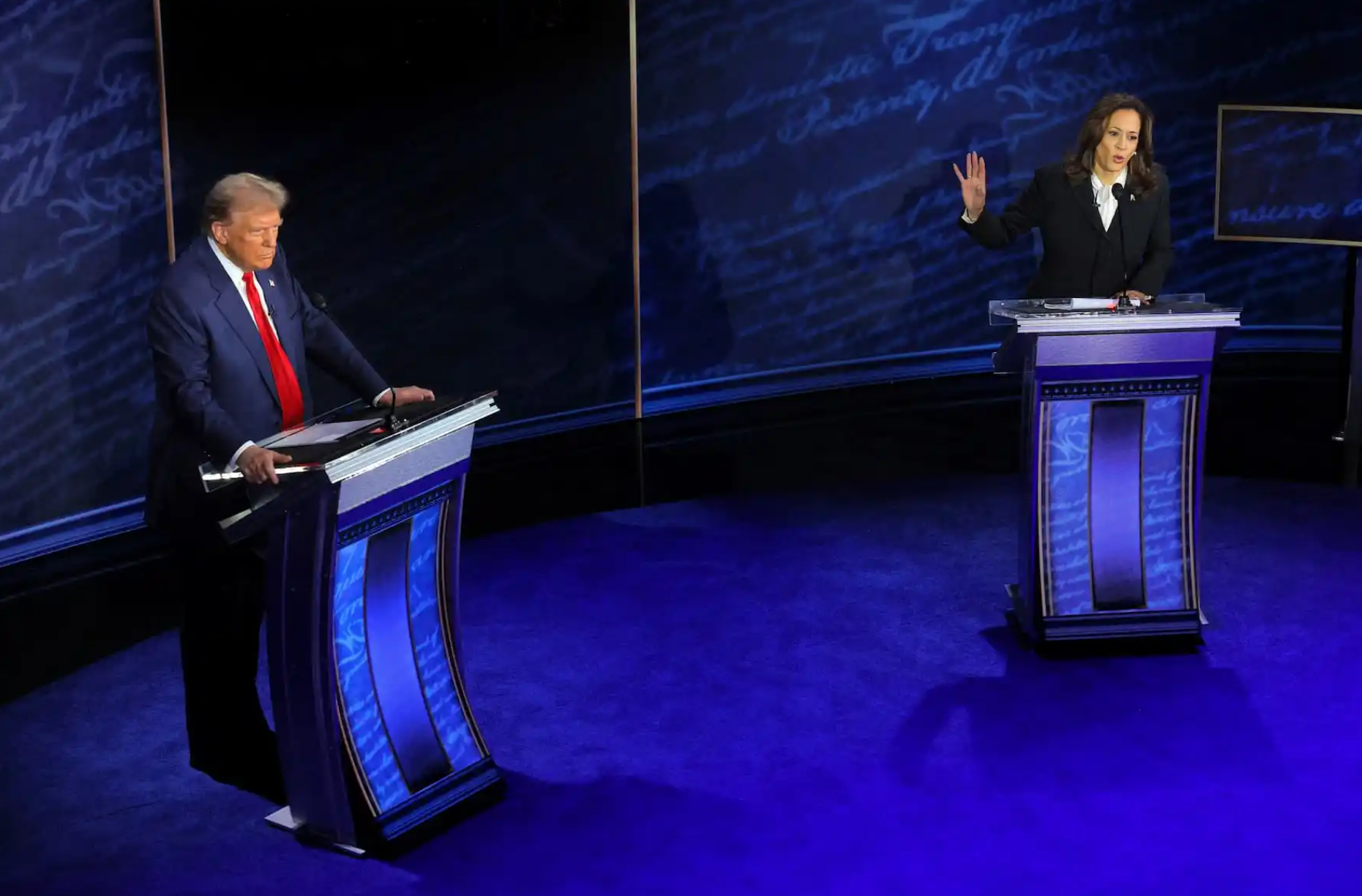 Cựu Tổng thống Donald Trump và Phó Tổng thống Kamala Harris trong cuộc tranh luận đầu tiên vào tối ngày 10/9 - Ảnh: Getty Images