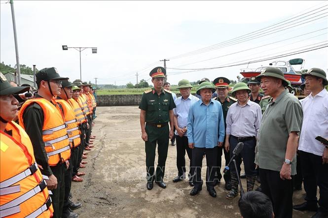 Tổng Bí thư, Chủ tịch nước động viên lực lượng làm nhiệm vụ củng cố, khắc phục sự cố một số điểm xung yếu ở đê sông Lô (xã Trường Sinh, huyện Sơn Dương). Ảnh: TTXVN.