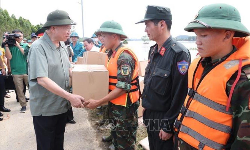 Tổng Bí thư, Chủ tịch nước tặng quà lực lượng làm nhiệm vụ củng cố, khắc phục sự cố một số điểm xung yếu ở đê sông Lô (xã Trường Sinh, huyện Sơn Dương) - Ảnh: TTXVN