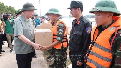 Leaders visit typhoon-hit localities to guide measures to overcome aftermaths