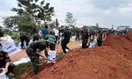 Nước sông Bưởi, sông Hoạt lên cao Thanh Hóa khẩn trương gia cố đê, sẵn sàng sơ tán 3.000 người