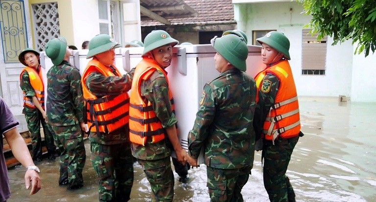Các chiến sĩ nhanh chóng sơ tán người, vận chuyển tài sản, vật nuôi các hộ dân trong vùng bị ngập lụt đến các vị trí an toàn.