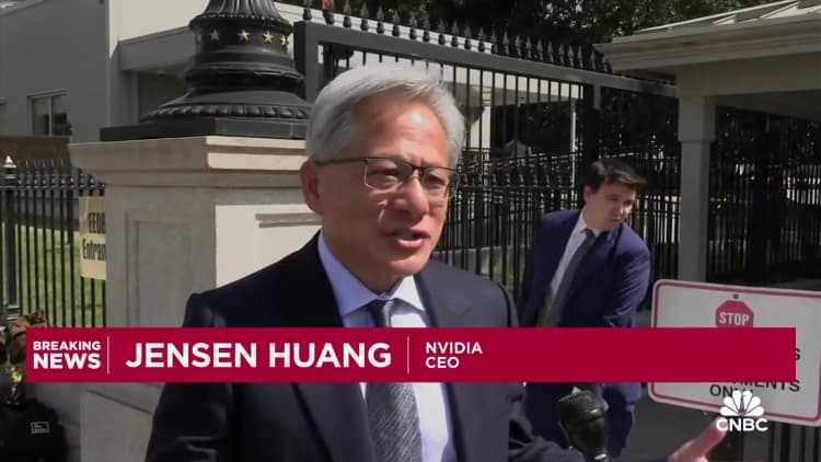 Tổng giám đốc điều hành Nvidia Jensen Huang trả lời phỏng vấn sau khi rời khỏi cuộc họp. Ảnh: CNBC