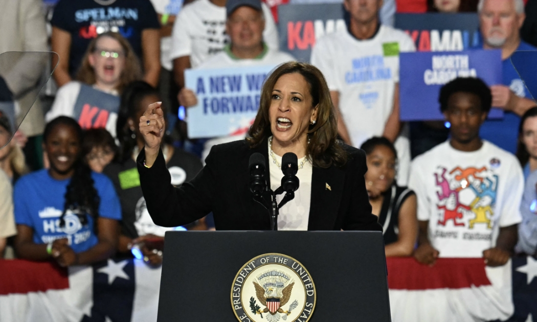 Ứng cử viên tổng thống của đảng Dân chủ, Phó Tổng thống Kamala Harris, phát biểu tại một cuộc vận động tranh cử ở Bojangles Coliseum, Charlotte, bang North Carolina, ngày 12/9/2024 - Ảnh: Getty Images
