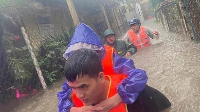 Vietnam receives more relief aids from international organizations